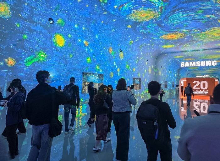 관람객이 미국 라스베이거스에서 열리는 세계 최대 전자 전시회 'CES 2026'에 마련된 윈호텔 삼성전자 단독 전시관에서 대형 터널 형태의 'AI 갤러리