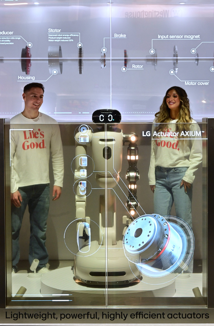 LG가 'CES 2026'에서 홈 로봇 'LG 클로이드'와 로봇의 관절 역할을 하는 액추에이터 브랜드 'LG 액추에이터 악시움'을 공개했다. 클로이드와 액추에