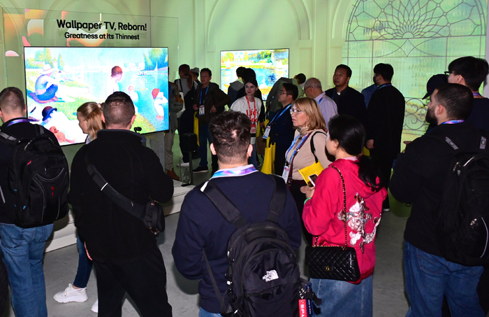 'CES 2026' 관람객들이 LG전자의 'LG 올레드 에보 W6'와 자체 OS인 webOS를 살펴보고 있다.