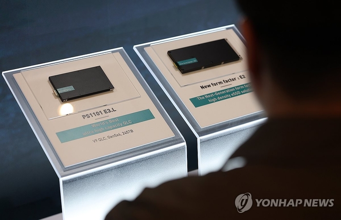 'CES 2026' SK 하이닉스 부스에 고성능 저장장치 PS1101이 전시돼 있다.