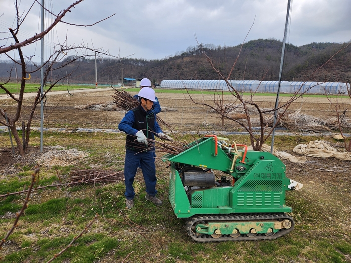 군위군, '찾아가는 영농부산물 파쇄'로 농촌 현장 부담 덜어