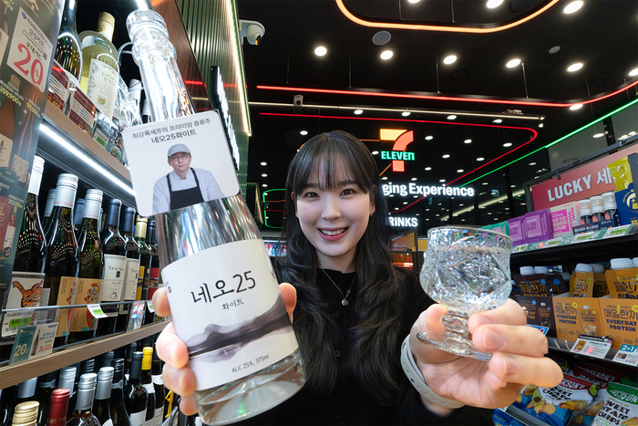 세븐일레븐이 판매중인 프리미엄 증류식 소주 '최강록 네오25화이트'. 사진=코리아세븐