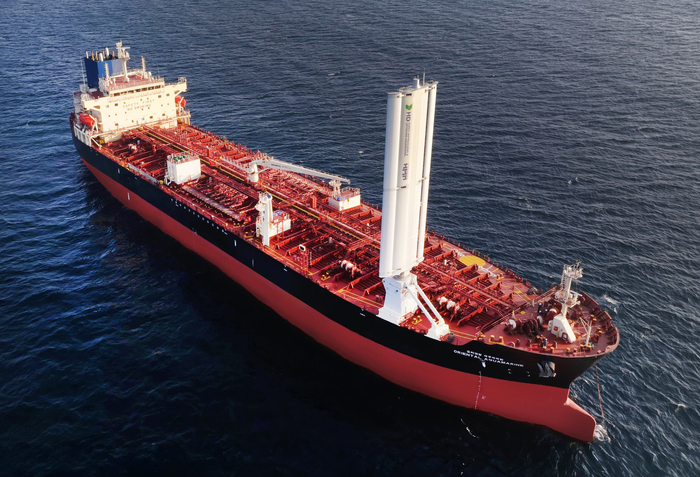 HMM MR 탱커 오리엔탈 아쿠아마린호에 HD한국조선해양이 자체 개발한 풍력 보조 추진 장치 '윙세일' 시제품이 탑재돼 해상 실증 중인 모습. 사진=HD현