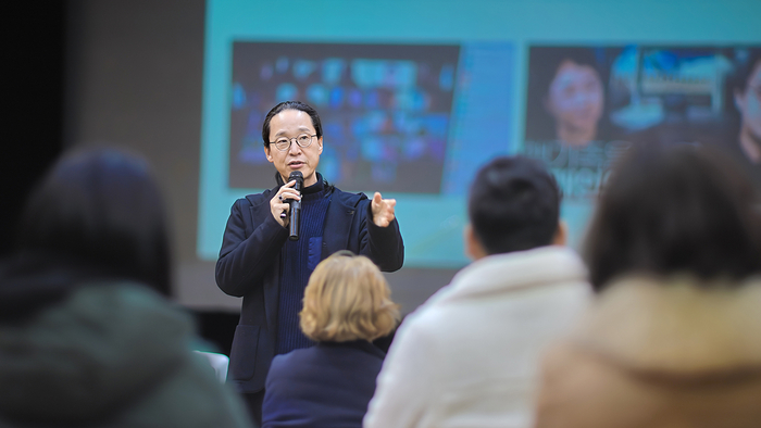 송길영 작가는 AI가 개인의 일과 학습 방식 전반을 재구성하고 있다고 설명했다. (사진=경희사이버대)