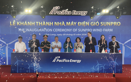 퍼시피코 에너지의 네이선 프랭클린 회장(오른쪽 세번째)과 미국 정부 관계자, 베트남 정부 관계자들이 9일(현지 시각) 베트남 빈롱성에 위치한 선프로