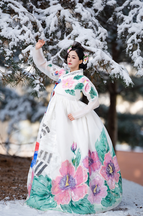 이선영 프리미엄 한복패션쇼 빛낸 신인 모델 안로아, 모던·트렌디 감각으로 주목