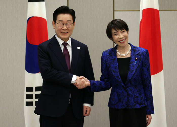 악수하는 한-일 정상