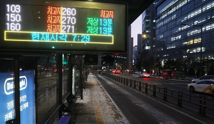 서울 시내버스 노동조합이 무기한 전면파업에 돌입한 13일 오전 서울 시내의 한 버스정류장에 도착 정보가 표시돼 있다