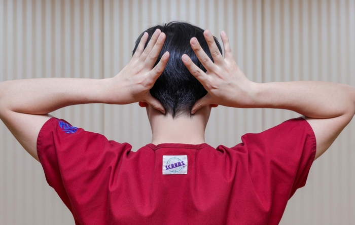 거북목이나 목 결림 완화에는 풍지혈 지압이 좋다. 뒷목 근육 사이 움푹한 지점을 엄지로 약 10초씩 꾸욱 누른다. 사진=경희대 한방병원