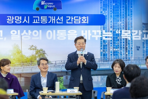 박승원 광명시장(왼쪽 세번째) 13일 '경기 민생경제 현장투어(달달버스)-광명' 시민 간담회에서 발언