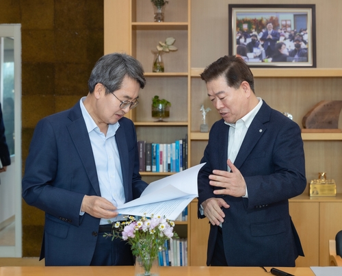 박승원 광명시장(오른쪽)-김동연 경기도지사 13일 광명시 주요 현안 논의