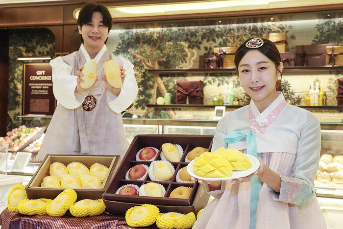 모델들이 신세계백화점이 판매하는 명절 선물 망고세트를 소개하고 있다. 사진=신세계백화점