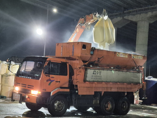 구리시 12일 밤 염화칼슘 제설차에 적재