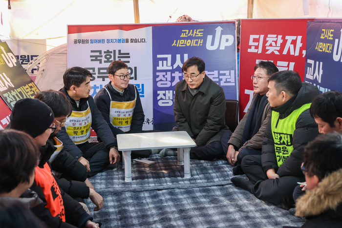 공무원노조 농성장 방문한 대통령실 경청통합ㆍ국민경청비서관