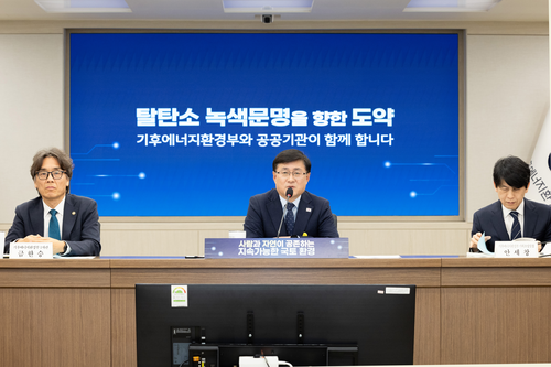 김성환 기후에너지환경부장관이 14일 세종시 정부세종청사에서 열린 기후에너지환경부 환경분야 산하기관 업무보고에 참석하여 모두 발언을 하고 있