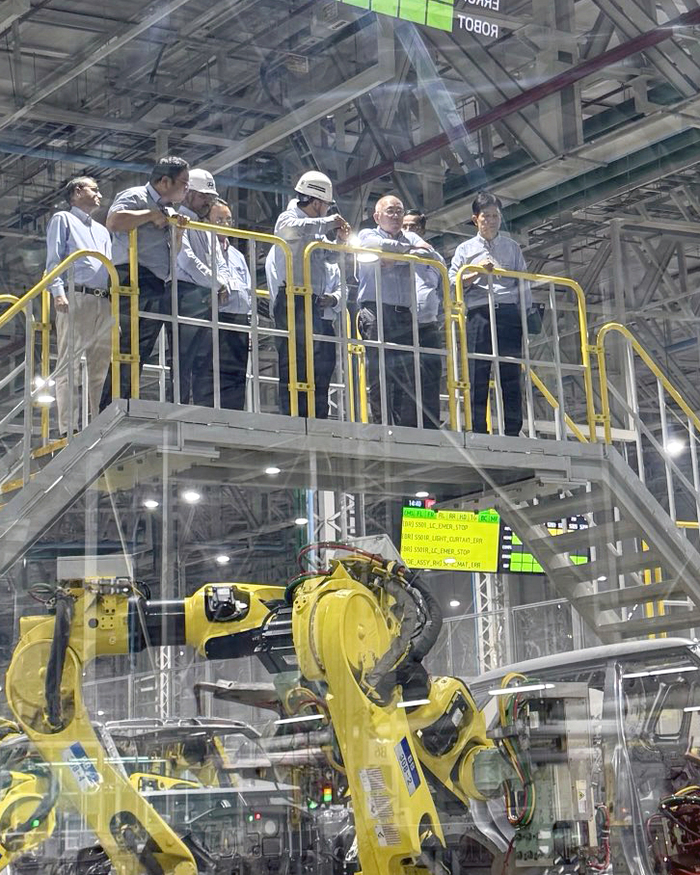 11일(현지시각) 현대차 인도 첸나이공장을 찾은 정의선 현대차그룹 회장(오른쪽 두 번째)이 임직원들과 함께 생산 라인을 점검하고 있다.