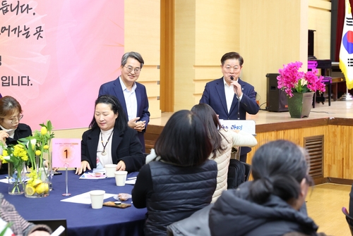 박승원 광명시장(오른쪽)-김동연 경기도지사 13일 '2026년 광명시 사회연대경제 사업설명회' 참석