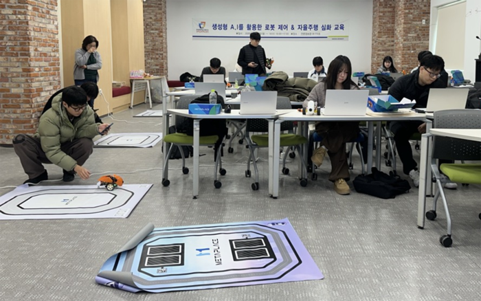 4개 대학 연합 '생성형 AI 활용 로봇 제어·자율주행 교육' 진행 모습 (사진=한양대 ERICA)