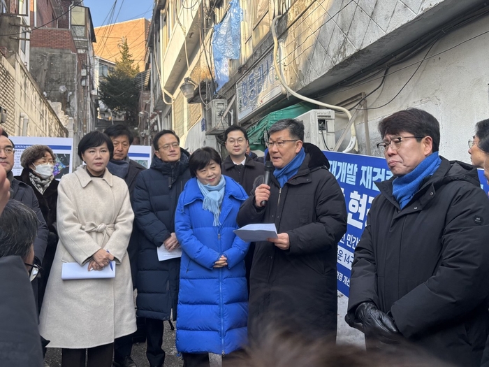4일 장위14구역에서 열린 서울시당 현장간담회에서 김남근 더불어민주당 의원이 발언하고 있다