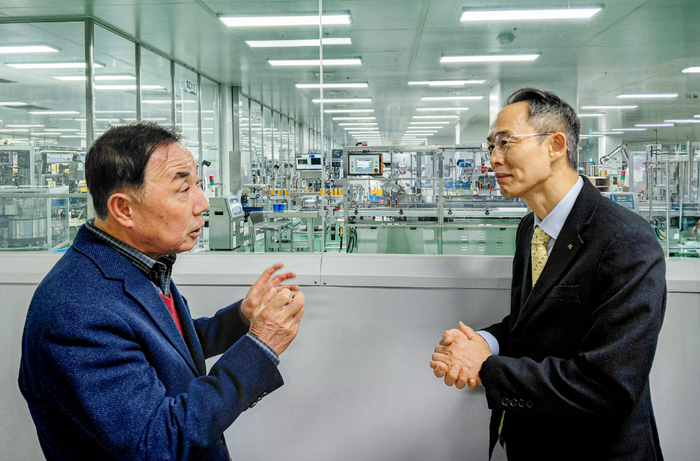 황기연 한국수출입은행장(오른쪽)이 15일 충북 음성에 위치한 코스메카코리아 본사를 방문해 지재성 코스메카코리아 부회장과 대화 중이다.