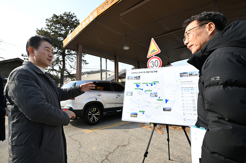 김동근 의정부시장(왼쪽) 14일 캠프 레드클라우드(CRC) 통과도로 현장 점검