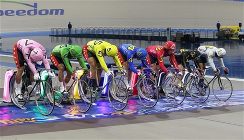 특선급 경륜선수들 경주를 시작하기 위해 출발대 위에 정열