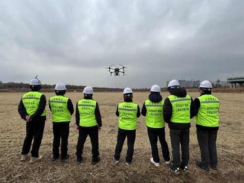 자원봉사단 드론 활용 철새 먹이 주기 활동