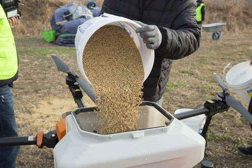 자원봉사단 먹이 살포를 위해 드론에 볍씨와 곡물 탑재 출처=고양특례시 블로그