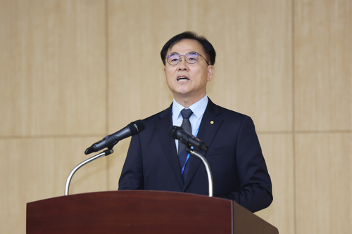 16일(금) 한국에너지공단 울산 본사 대강당에서 열린 제18대 한국에너지공단 이사장 취임식에서 최재관 공단 신임 이사장이 취임사를 하고 있다.