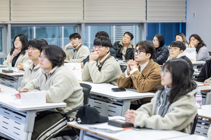 학생들과 선생님들이 SKT의 개인정보 보호 교육을 경청하는 모습