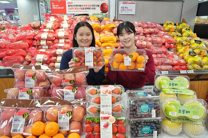 지난 16일 서울 송파구 소재 롯데마트 제타플렉스 잠실점에서 '밀양 얼음골 사과'와 신품종 과일을 홍보하는 과일팀 최현경 MD(왼쪽)와 김민경 MD의 