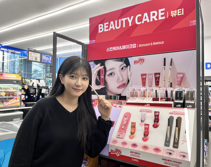 GS25 뷰티 특화매장에서 모델이 3000원 손앤박 아이라이너를 들고 포즈를 취하고 있다. 사진=GS리테일