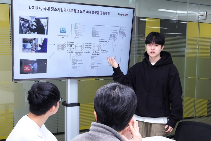 LG유플러스 임직원들이 네트워크 오픈 API 플랫폼에 대해 논의하고 있는 모습.