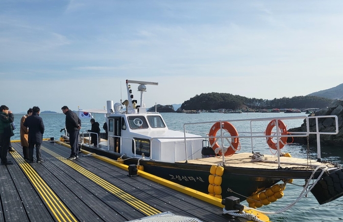경남 고성 자란도에 선박 운행하는 모습
