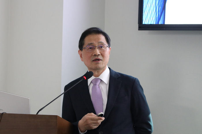 김태유 서울대 명예교수가 20일 서울 여의도 국회의원회관에서 열린 '북극항로와 에너지 안보의 기회' 세미나에서 주제발표하고 있다. 사진= 고지운