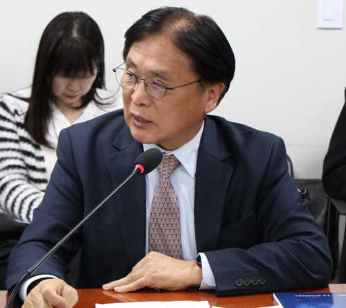 박노벽 전 주러시아·주우크라이나 대사가 20일 서울 여의도 국회의원회관에서 열린 '북극항로와 에너지 안보의 기회' 세미나에서 주제발표하고 있