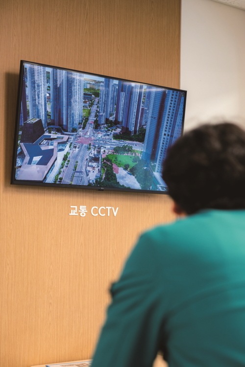 365일 24시간 CCTV를 통해 도시를 모니터링하는 담당자