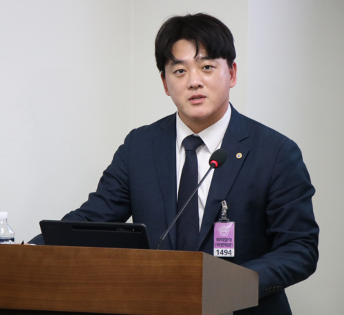 임종순 서울여대 행정학과 교수(좌장)가 20일 서울 여의도 국회의원회관에서 열린 '북극항로와 에너지 안보의 기회' 세미나 패널토론에 참석, 발언