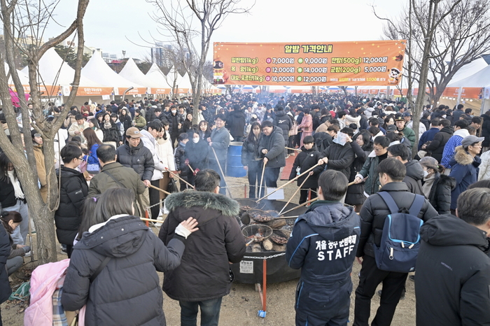 불타는 밤, 달콤한 겨울…공주서 군밤축제·밤산업 박람회 동시 개막