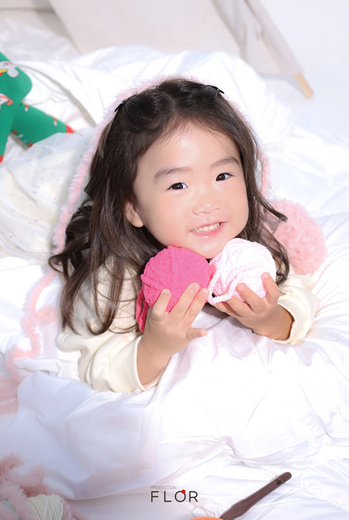 플로르 방송제작사, 2025 겨울 화보 공개…모델 신민강·신유주의 '온기 감도는 따뜻한 겨울'