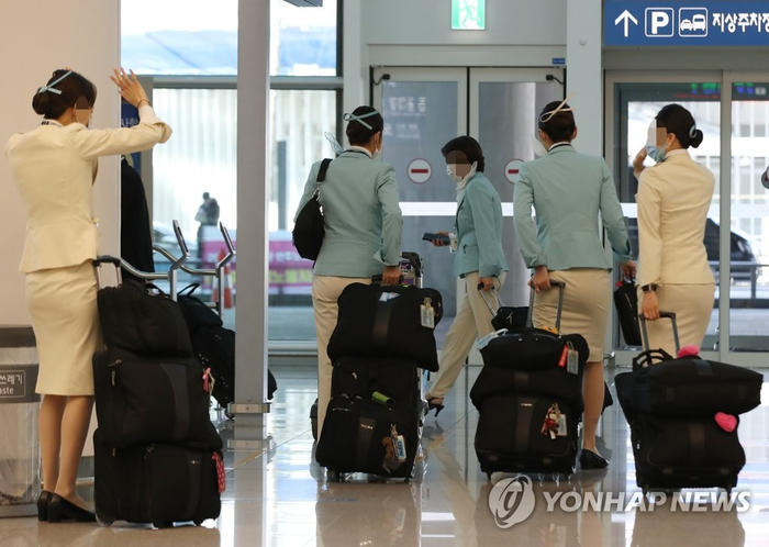 인천국제공항 여객 터미널에서 이동 중인 대한항공 객실 승무원들. 사진=연합뉴스