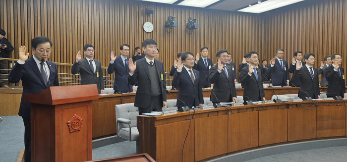 22일 김윤덕 국토교통부 장관(좌측)을 위시한 관계자들이 증인 선서를 하는 모습. 사진=박규빈 기자
