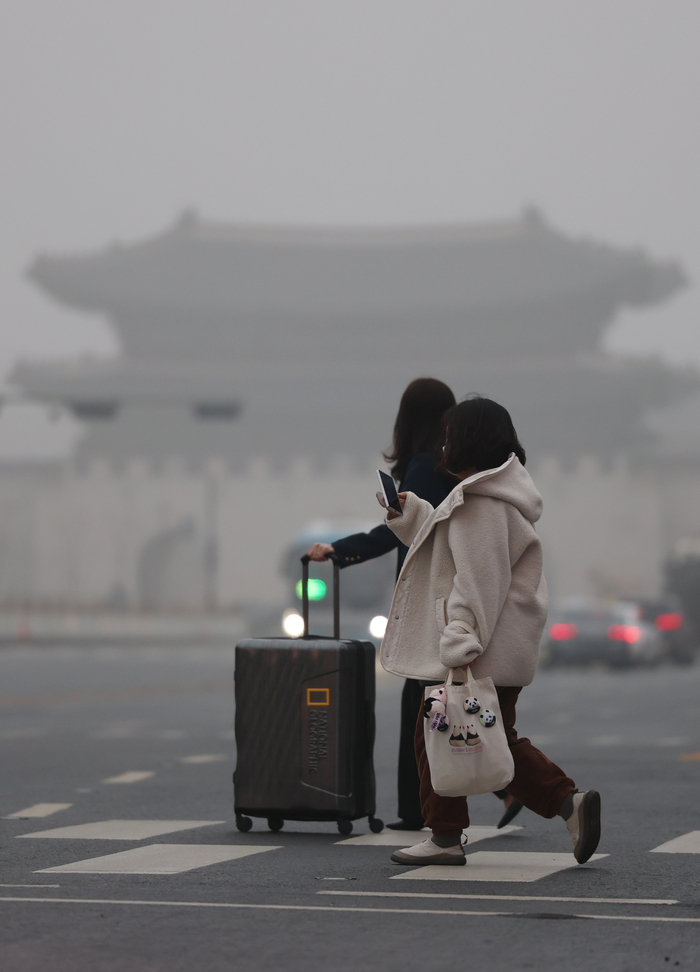 미세먼지로 뿌연 도심