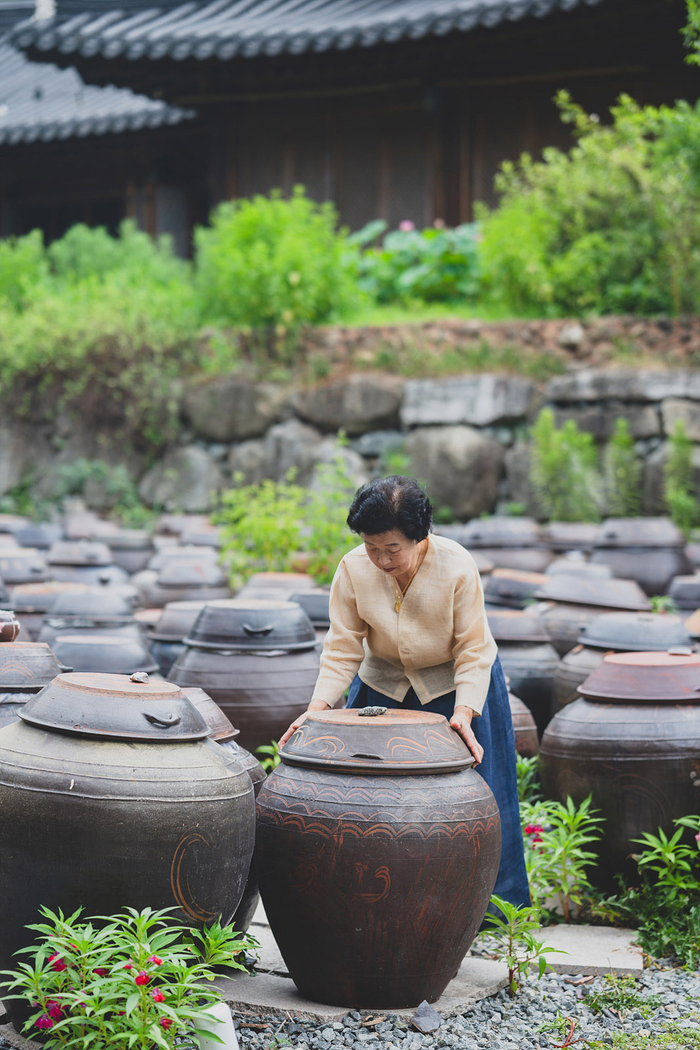신세계백화점과 협업하는 기순도 장인이 장을 담그는 모습. 사진=신세계백화점
