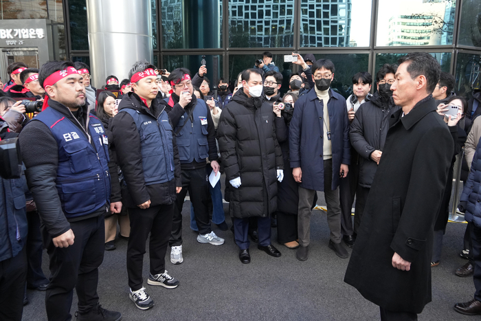 장민영 IBK기업은행장은 이달 23일 첫 출근에 나섰지만, 노조와의 대치 끝에 발길을 돌렸다.