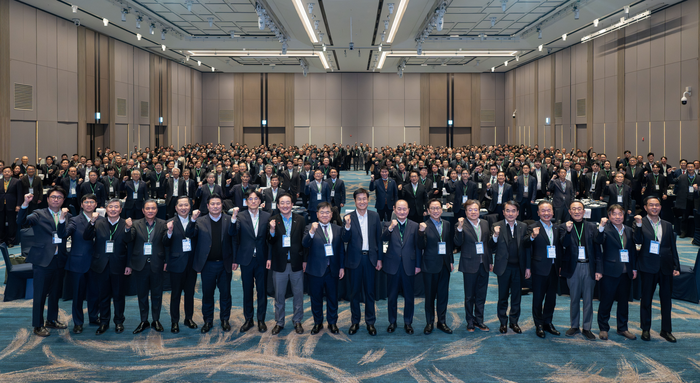 HD한국조선해양·HD현대중공업·HD현대삼호 관계자들이 270여개 사와 '2026년 HD현대 통합 협의회 신년회'에서 기념 사진을 촬영하고 있다. 사진=HD현대
