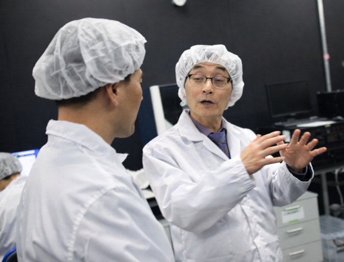 이창근 에너지기술연구원 원장이 지난 22일 대전 에기연 태양광기업공동활용연구센터 에서 차세대 태양전지에 대해 설명하고 있다. 사진= 이원희 기자