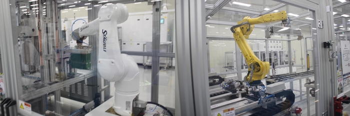 대전 에기연 태양광기업공동활용연구센터에서 연구 중인 태양광 원자재인 실리콘(왼쪽)과 완성품인 모듈의 모습. 사진= 이원희 기자