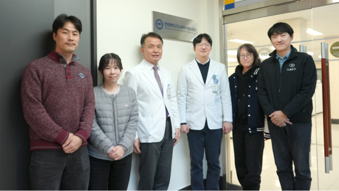 한양대 의사과학자 양성사업단이 공식 출범했다. (왼쪽부터) 한호철 차장, 엄유진 교수, 박훈기 학장, 김영서 사업단장, 김인아 의예과장, 이제연 교수