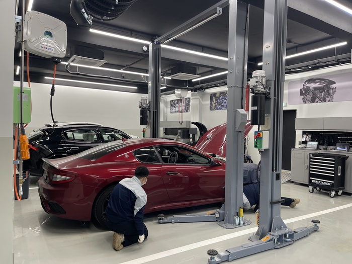 마세라티 정비사들이 차량 정비를 하고 있다. 사진=박지성 기자